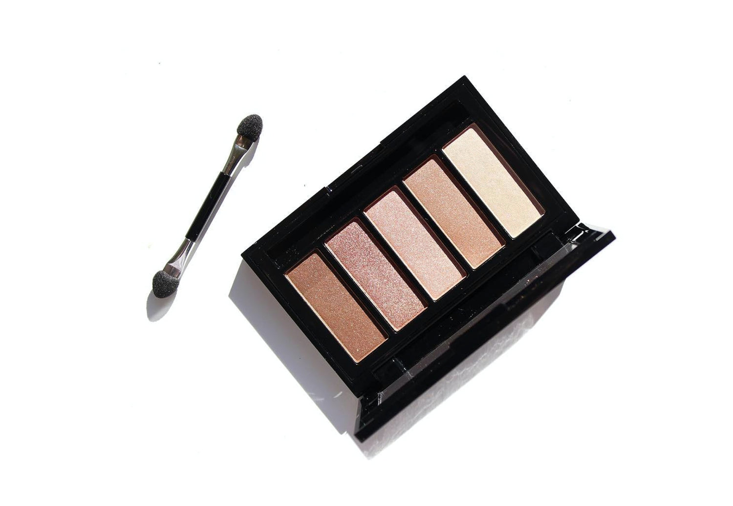 ヘルシーな目元をつくる。自然体な美しさが際立つアイメイク